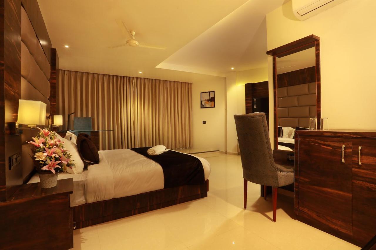 Aura One Hotel Kochi Esterno foto