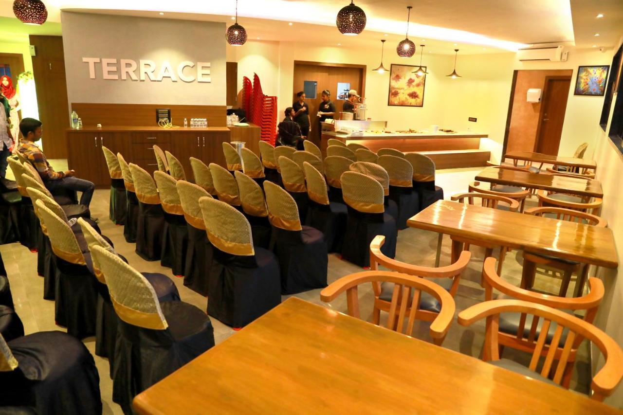Aura One Hotel Kochi Esterno foto
