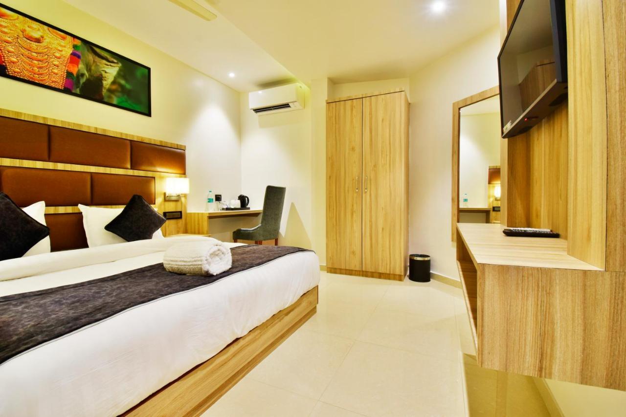 Aura One Hotel Kochi Esterno foto