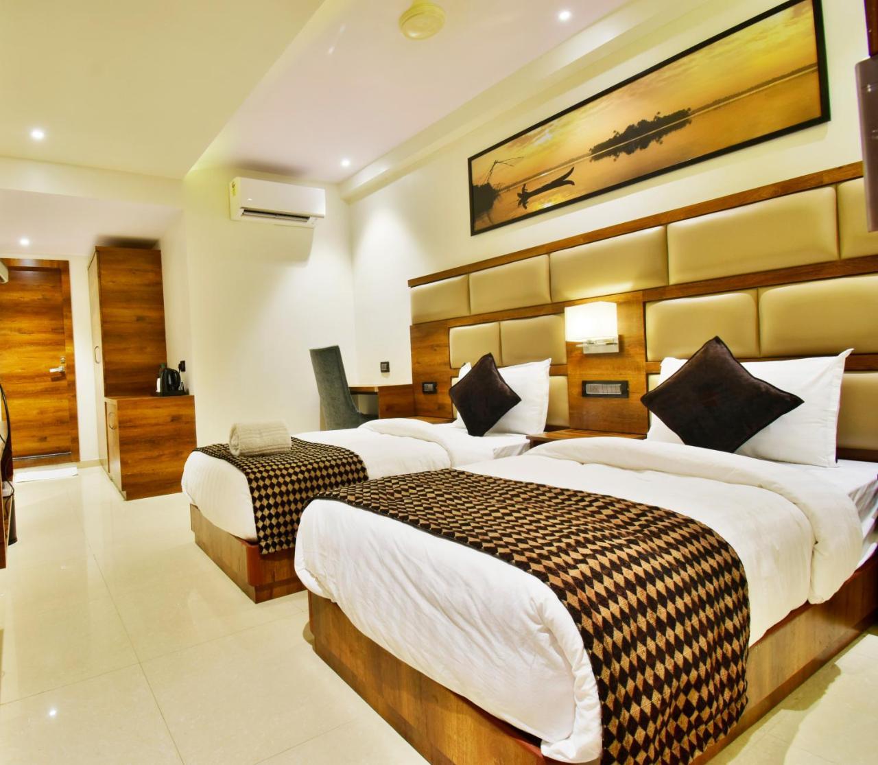 Aura One Hotel Kochi Esterno foto