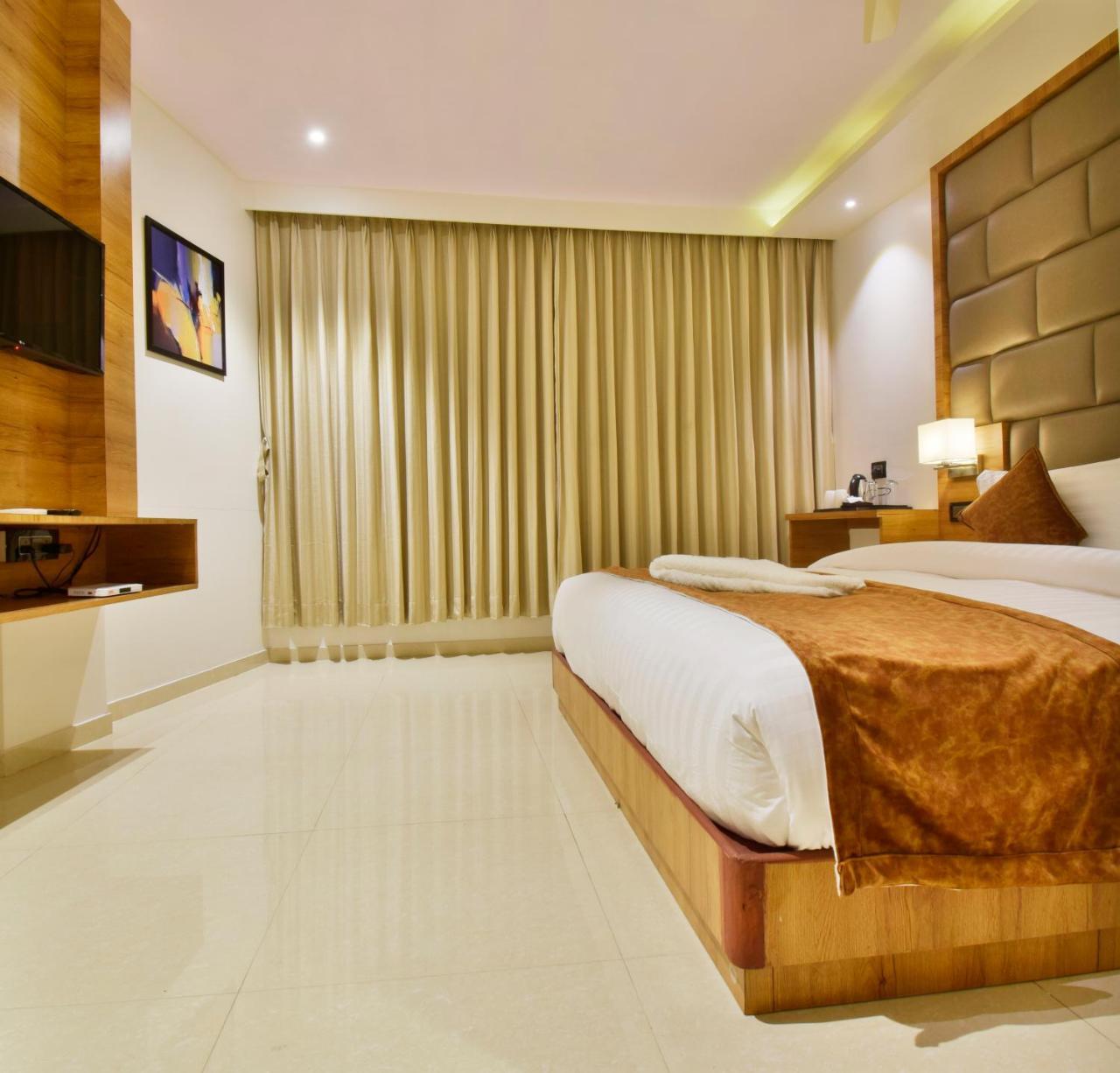 Aura One Hotel Kochi Esterno foto