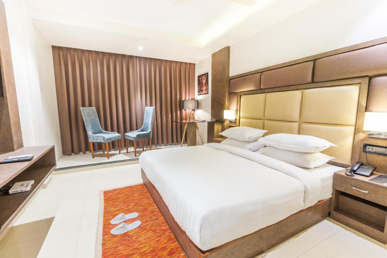 Aura One Hotel Kochi Esterno foto