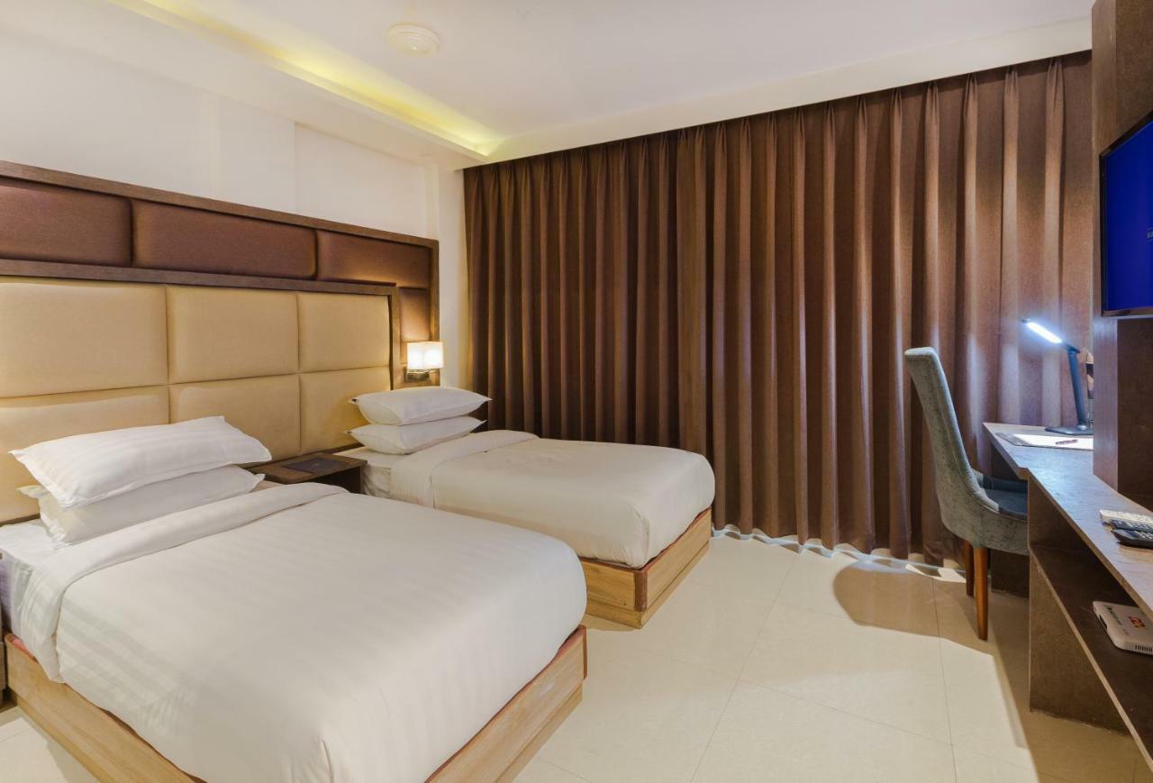 Aura One Hotel Kochi Esterno foto