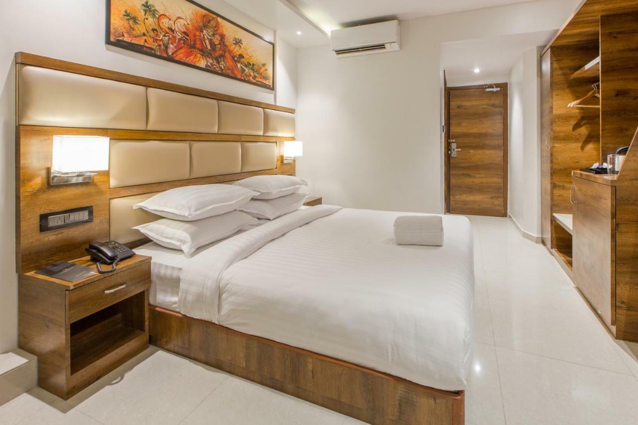 Aura One Hotel Kochi Esterno foto